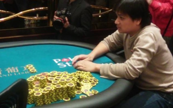 澳门赌场中坐在赌桌旁边的少年和他的筹码